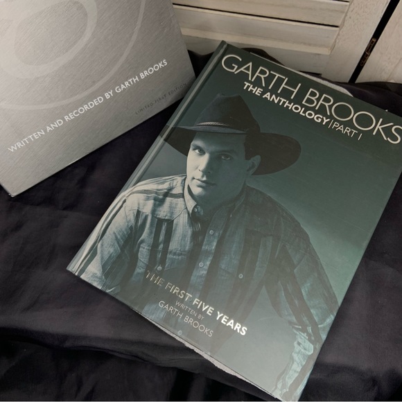 Garth Brooks The First Five Years Anthology Book and CD Disc Set Like New - Picture 2 of 12